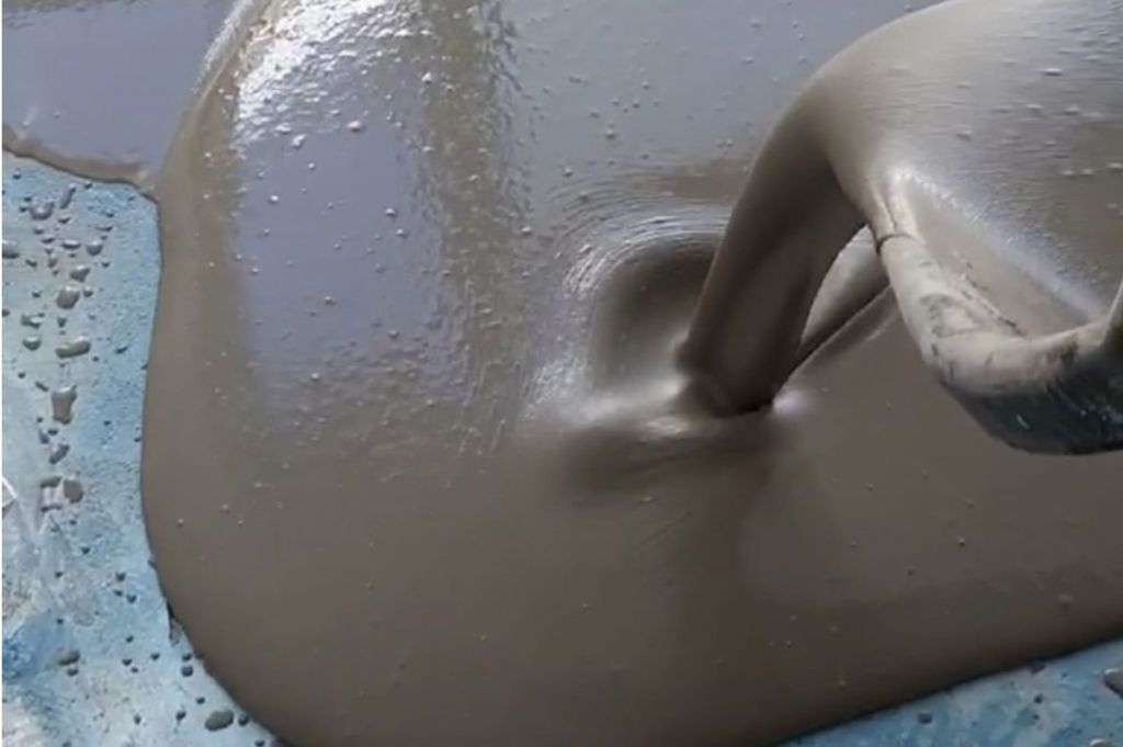 The prepared self-leveling mortar mass is poured.